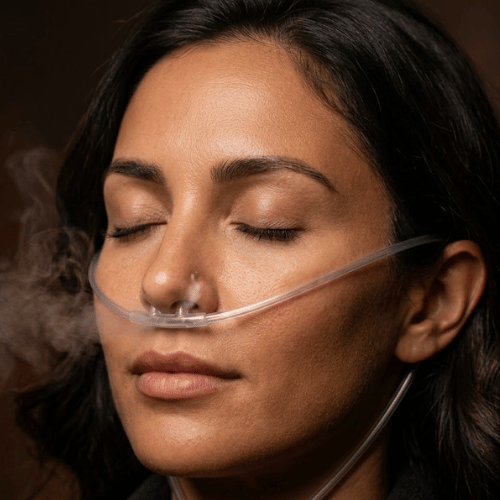 Kobieta podczas inhalacji wodorem — terapia wodorem wspierająca regenerację i energię w Klubie Zdrowia Ozimek koło Opola